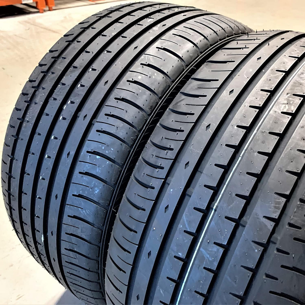 285/30R19 All-Season High Performance Radial Tire J7973